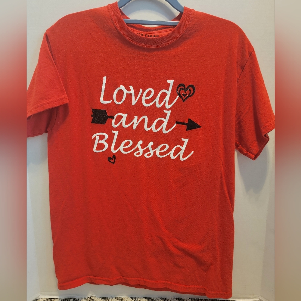 🔴 Gildan Tee Loved and Blessed red size Medium